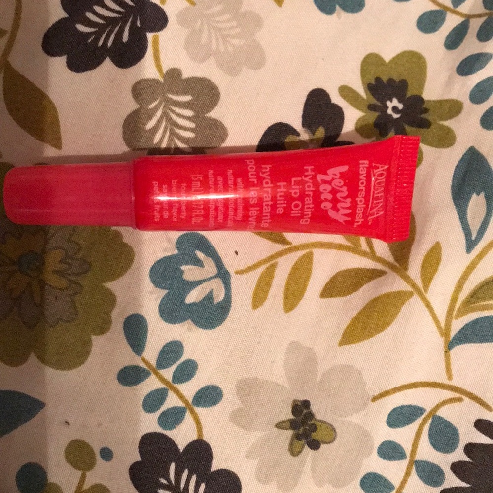 Lip oil or lip gloss